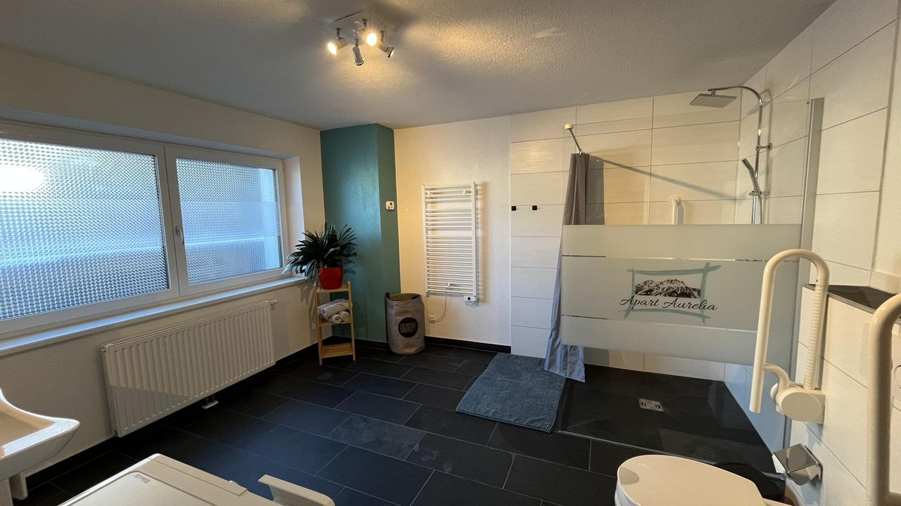 Bad mit WC und Dusche Bad mit WC und Dusche